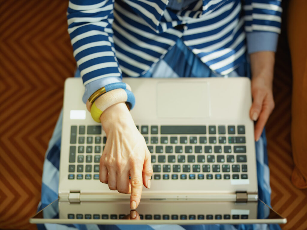Una persona señala fijamente con el dedo a su pantalla de ordenador.