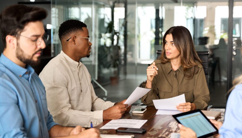 Reunión de varios miembros de la empresa en una sala.