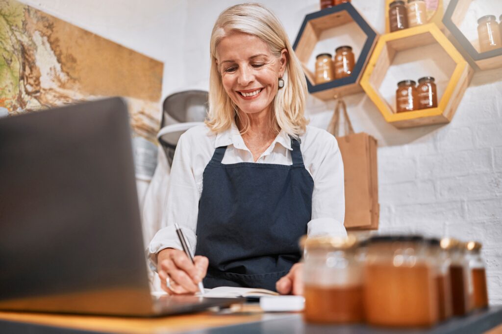 La dueña de una tienda de productos apícolas consulta su balance de cuentas.